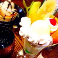 Snapdishの料理写真:Fruit parfait🍨 w coffee|Mtyさん