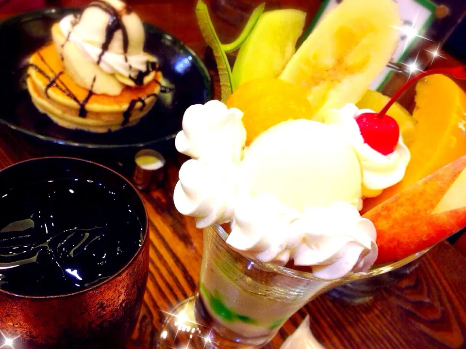 Snapdishの料理写真:Fruit parfait🍨 w coffee|Mtyさん