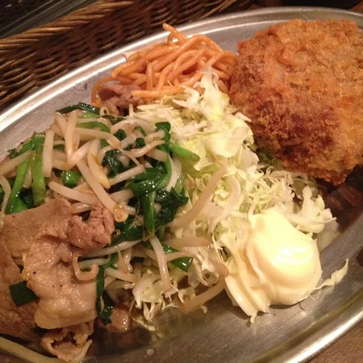 肉ニラとメンチカツ定食|おてんき小僧さん