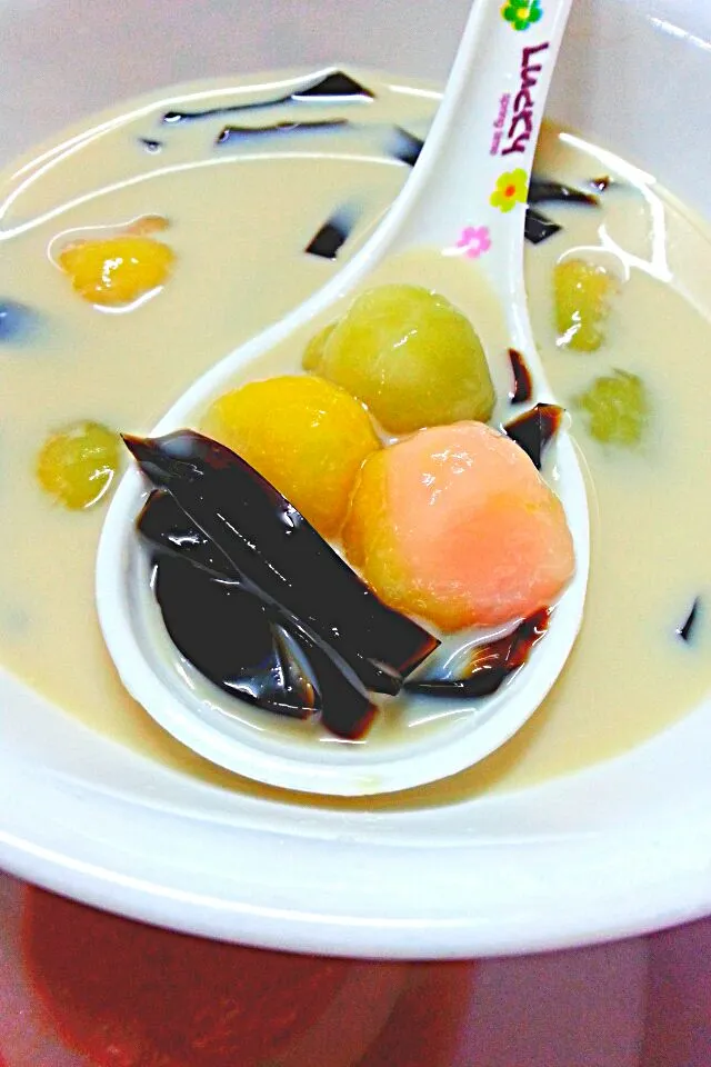 Snapdishの料理写真:Chinese Tang yuen(glutinous rice ball)
in Soya bean soup|Velma Annさん