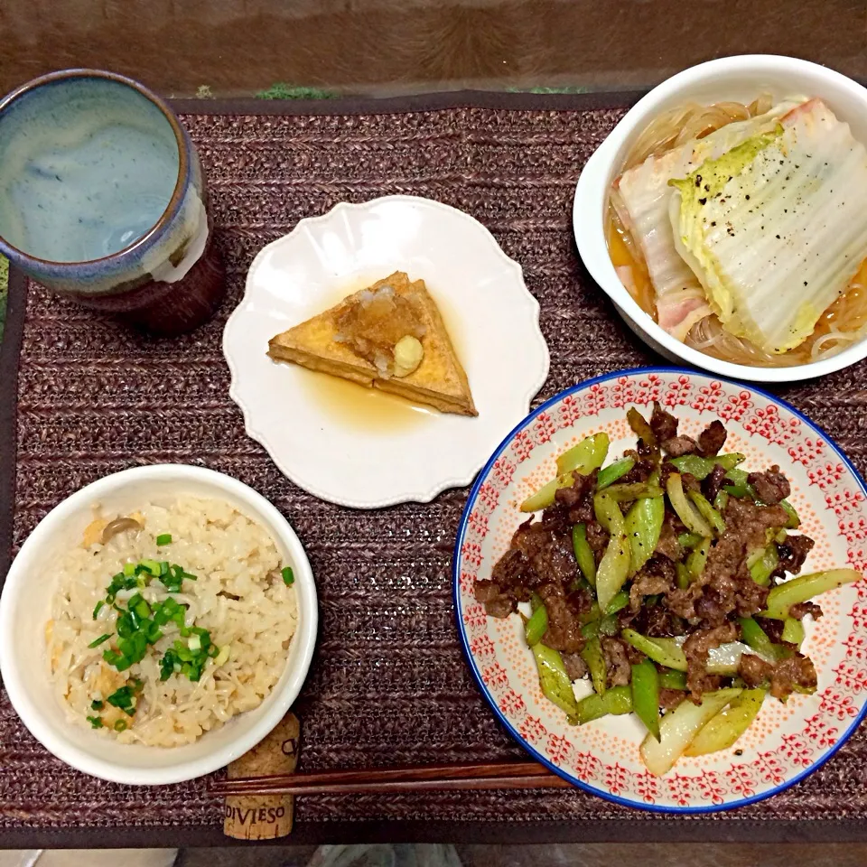 炊き込みご飯  セロリと牛肉のオイスター炒め 厚揚げトースター焼き 白菜とベーコンのルクエ煮|ririさん