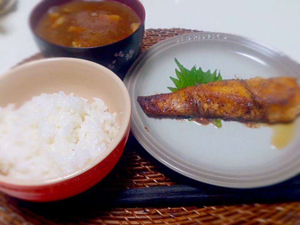 鰆のバター醤油 ベーコンじゃがいも玉ねぎの赤だし|にゃろめさん