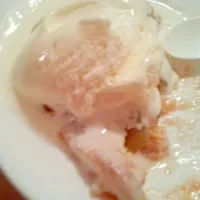 An apple pie with vanilla ice cream on top.|Kelsey Kylerさん