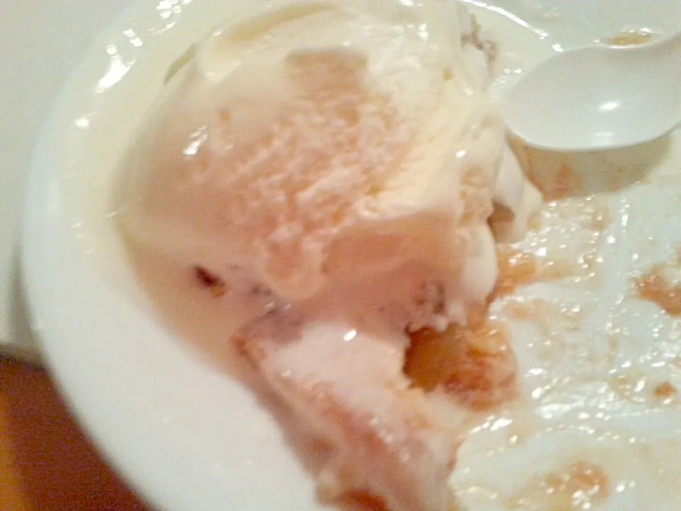 An apple pie with vanilla ice cream on top.|Kelsey Kylerさん