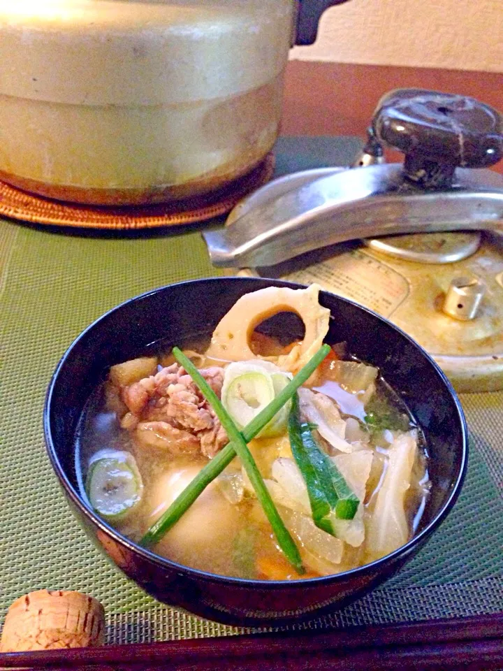 Delicious miso soup w/pork& vegetables of cabbage heaping😍豪快❗山盛りｷｬﾍﾞﾂの絶品豚汁|🌈Ami🍻さん