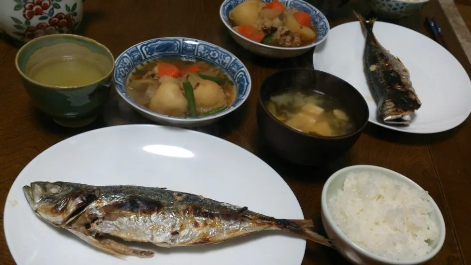 鯵の塩焼き＆肉じゃが＆豆腐とワカメの味噌汁|えっちゃんさん