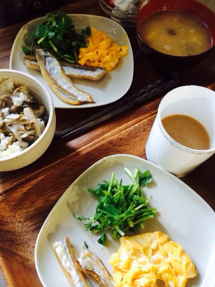 きのこご飯、スクランブルエッグ・タチウオのムニエル＆サラダ、お味噌汁、カフェオレ|charさん