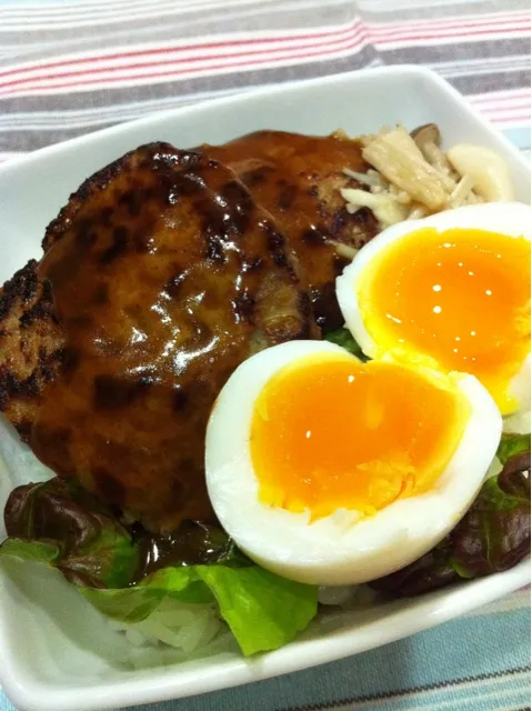 Snapdishの料理写真:豚ハンバーグと半熟卵丼|まーままさん