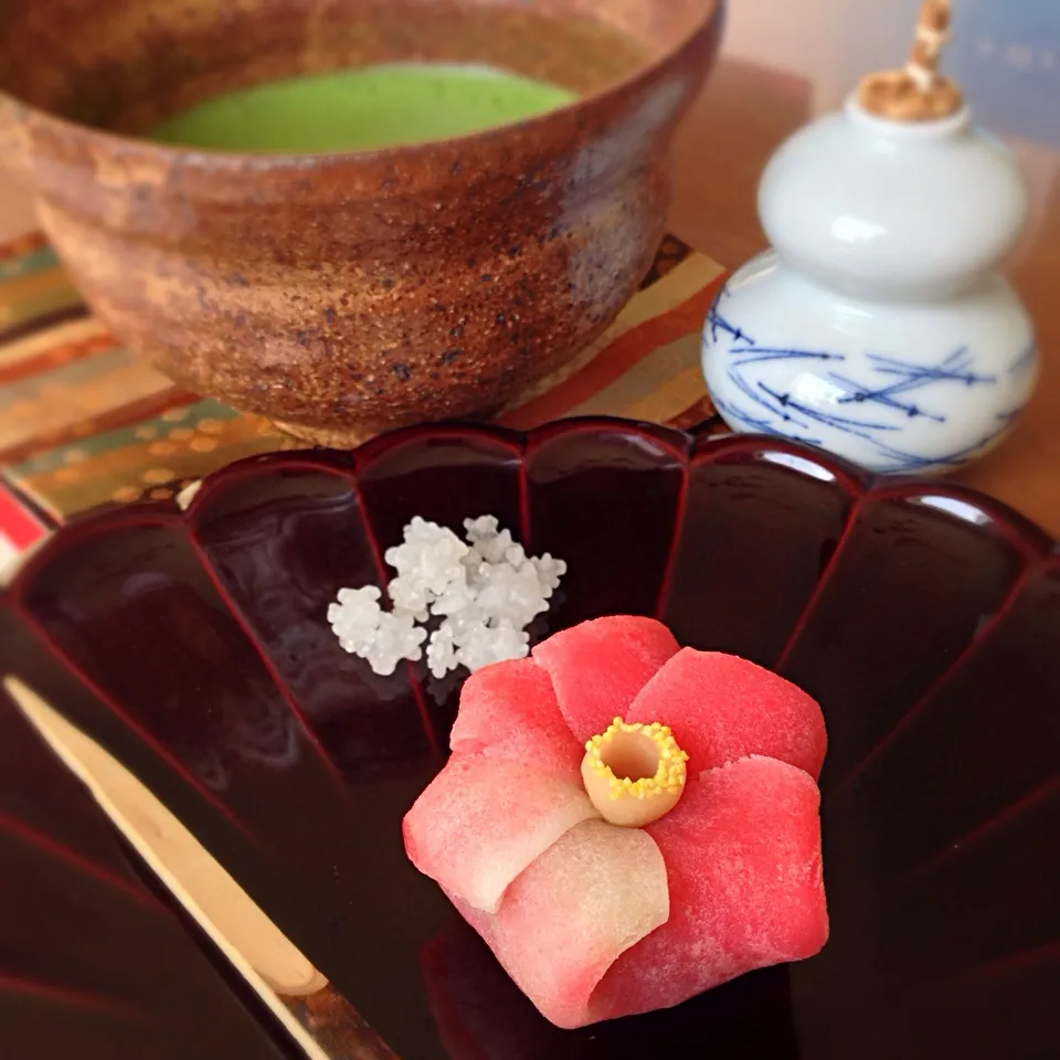 1年の"食"に感謝の一服🍵♡        吉祥椿🍬鶴屋吉信|もとぱんさん