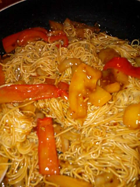 Somen noodle with teriyaki, red and yellow Bell peppers.|Polly Gelfusoさん