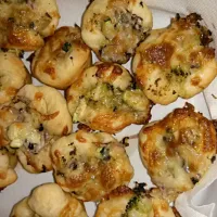 Mini pesto pizza bites.|lindsy emersonさん