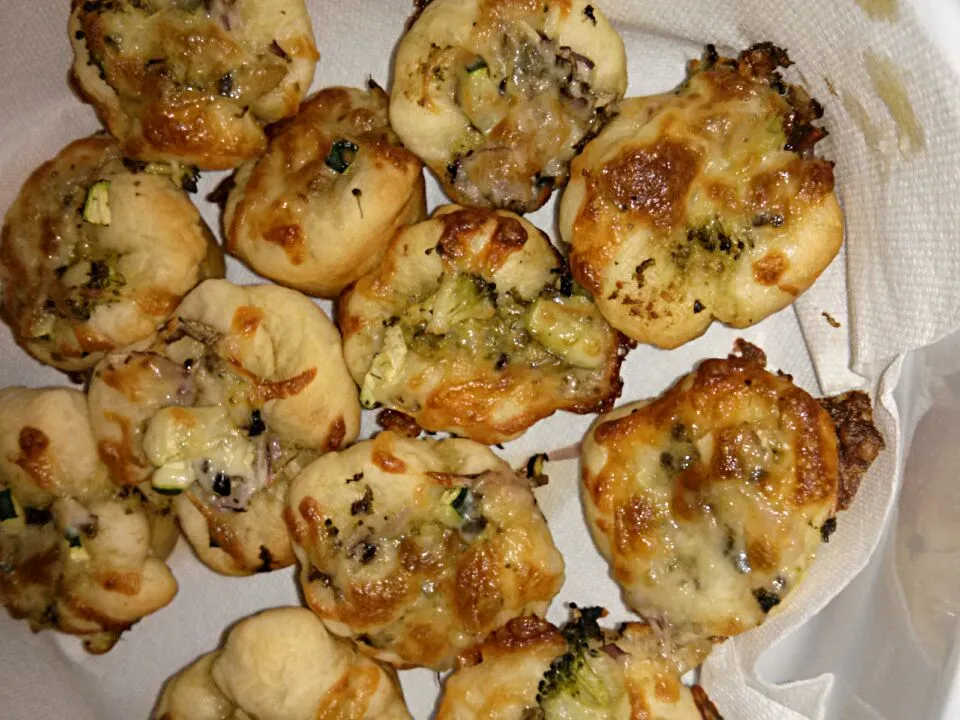 Mini pesto pizza bites.|lindsy emersonさん