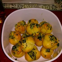 Snapdishの料理写真:Garlic knots.|lindsy emersonさん