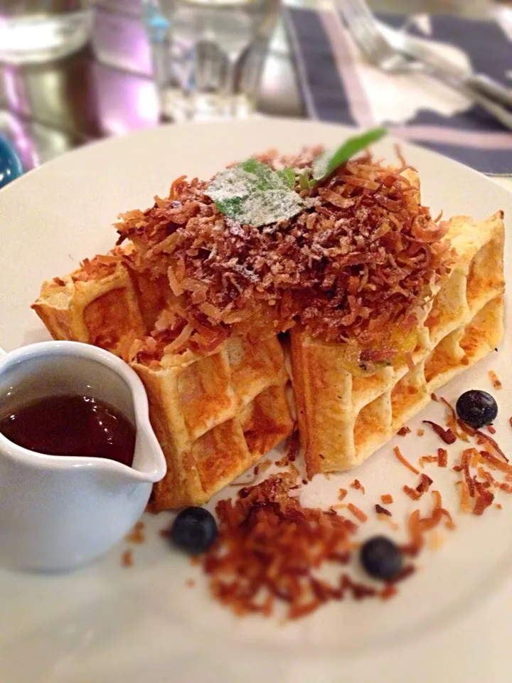 Belgian waffle w/ blueberry shredded coconut|Lauraさん