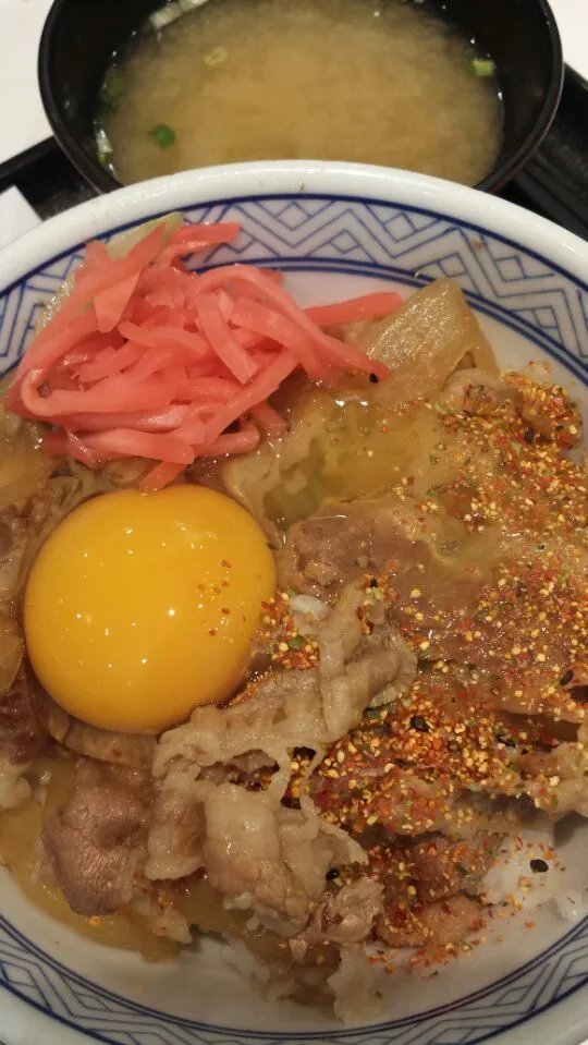 Snapdishの料理写真:【渋谷 吉野家】牛丼(小)､玉子､味噌汁|うめロクさん