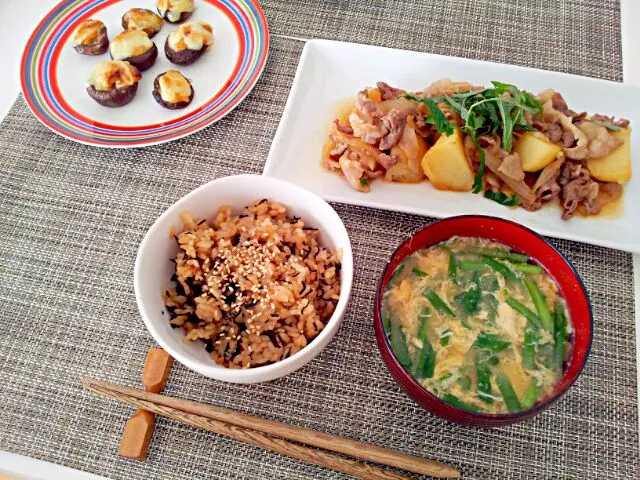 今日の昼食 肉じゃが、しいたけの味噌チーズ焼き、にらたま味噌汁、ひじきのごはん|pinknari🐰🌈さん