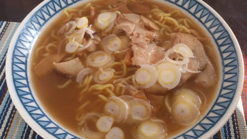 Snapdishの料理写真:スーパーのブランドモノでない旭川ラーメン。スープがコクがなくイマイチなものの固麺＆家にあったメンマと焼き豚が美味しかったのでトータルでは◯！|SATOSHI OOCHIさん