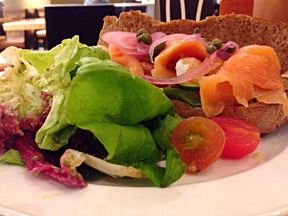 Salmon sandwich at Coffee Bean|Shahrenさん