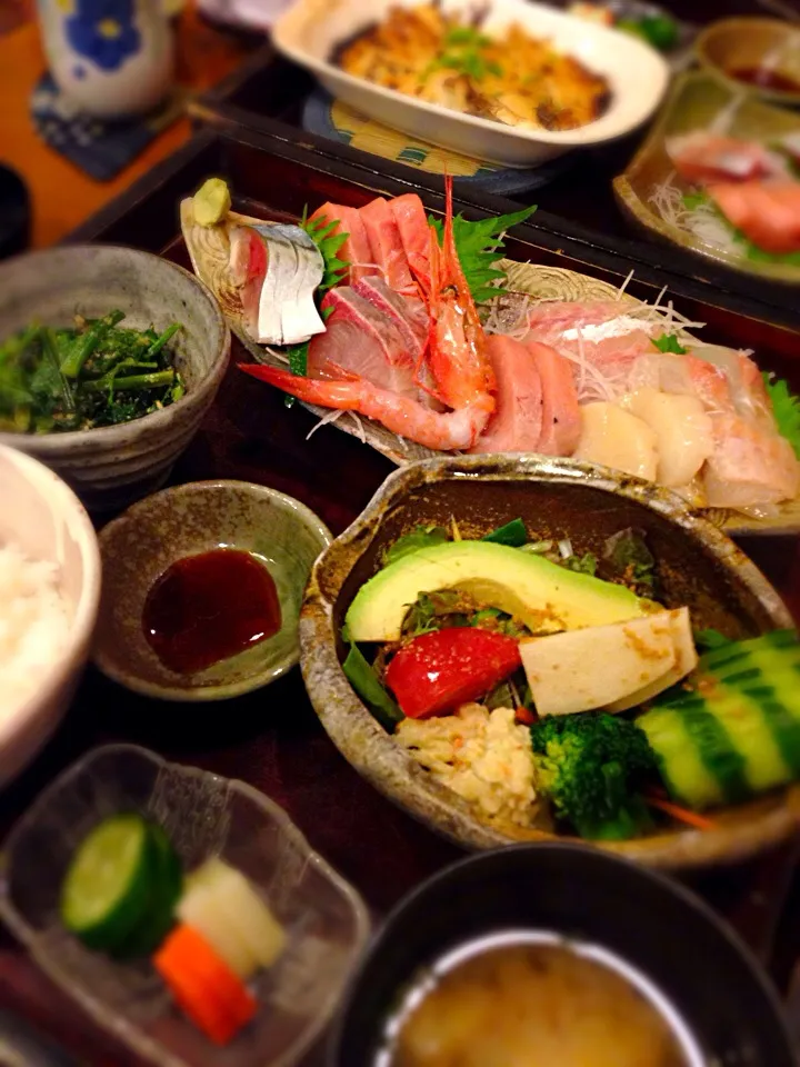 本日のお刺身定食、いつもボリューム満点の新鮮なお刺身、いただきまーす♪|ASuzukiさん