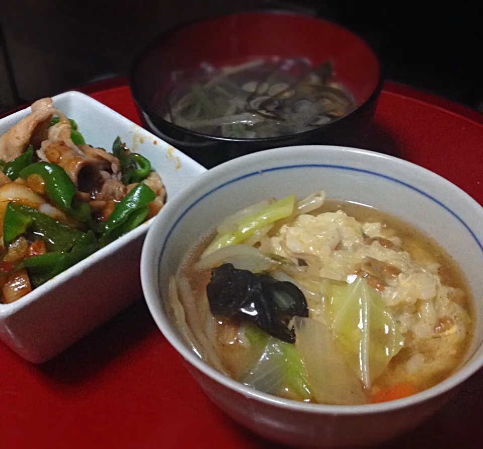 単身晩ごはん  あんかけ納豆ごはん  豚とピーマンの豆板醤炒め しじみスープ|ぽんたさん