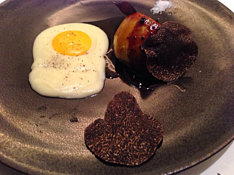 フォアグラのソテーと黒トリュフと目玉焼き|ハギーさん