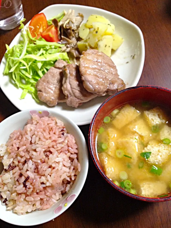 Snapdishの料理写真:豚ヒレ肉のソテー野菜添え 味噌汁|掛谷節子さん