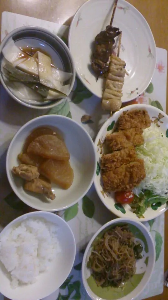 ママの夕飯、和幸のトンカツ、ぶり大根、チャプチェ、サラダ、千枚漬け|クラキティさん