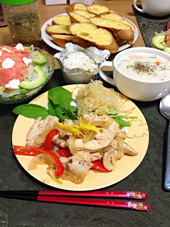 Snapdishの料理写真:チキンのレモンガーリック炒め(イマイチ)、サーモンとマッシュルームのクリームスープ、サーモンサラダ、バターブレッドwizチーズ。|Angie44さん