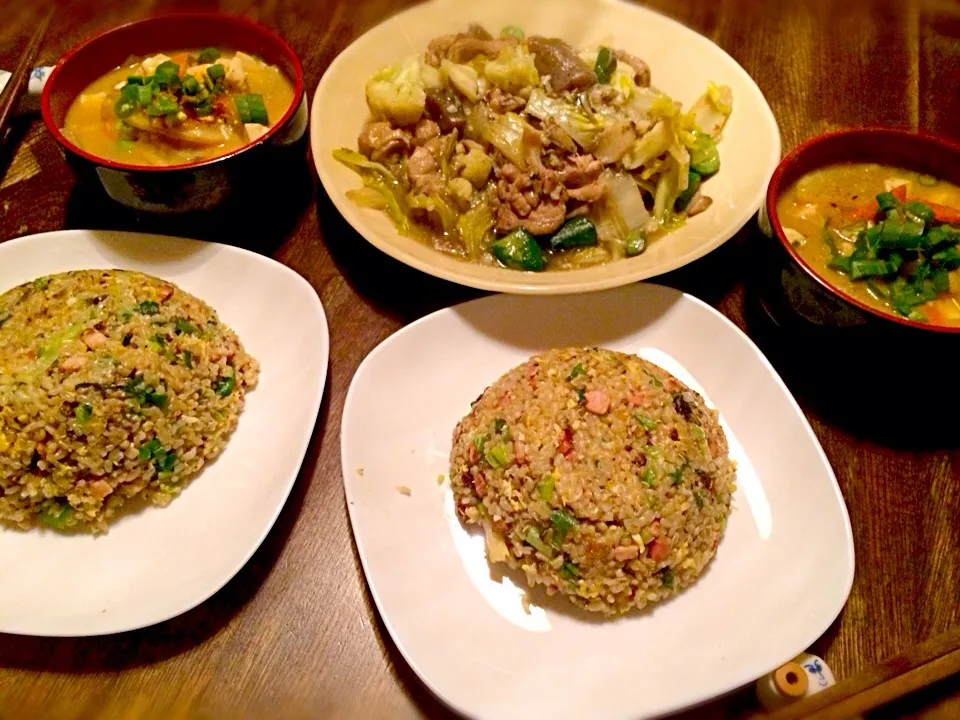 カリフラワーと舞茸と白菜と鶏肉の中華炒めと豚なし豚汁と焼豚入り炒飯|トキロックさん