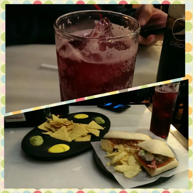 Snapdishの料理写真:Spanish red wine, nachos and mini burgers|Odnoさん