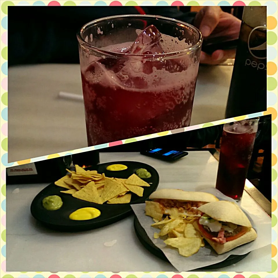 Spanish red wine, nachos and mini burgers|Odnoさん