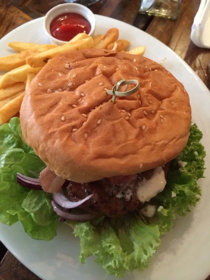 Beef burger with beetroot|Yoshiさん