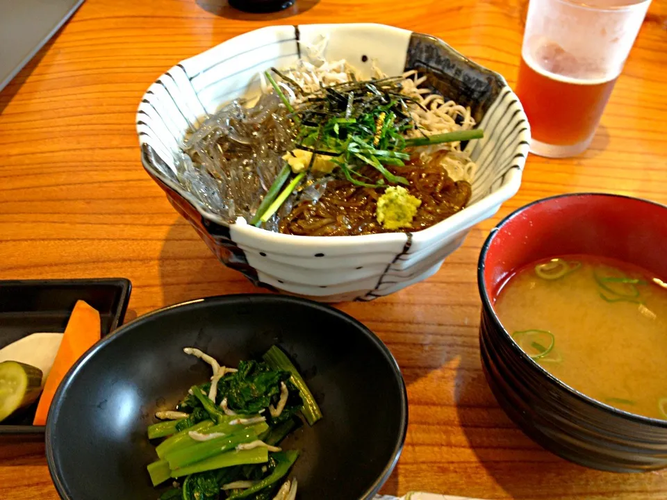 Snapdishの料理写真:腰越  しらすや  二色丼|のりパンさん