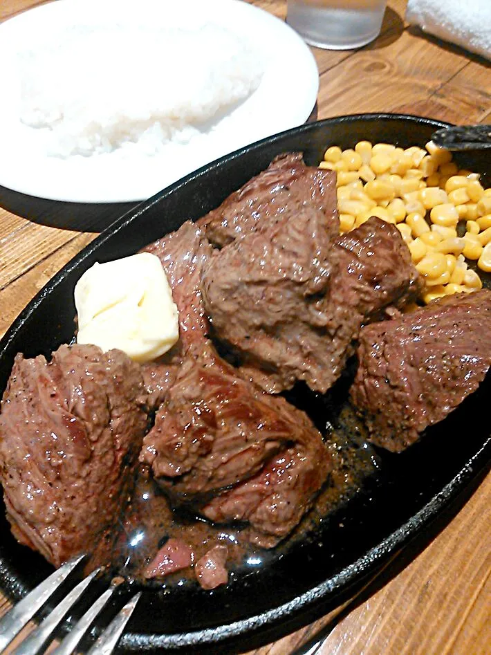 Snapdishの料理写真:肉の村山!!
２９日肉の日で１０００円デイ～(≧∀≦)
ステーキの食べ納めしてきました・・・４００ｇ( ´艸｀)|Kayo Matsudaさん