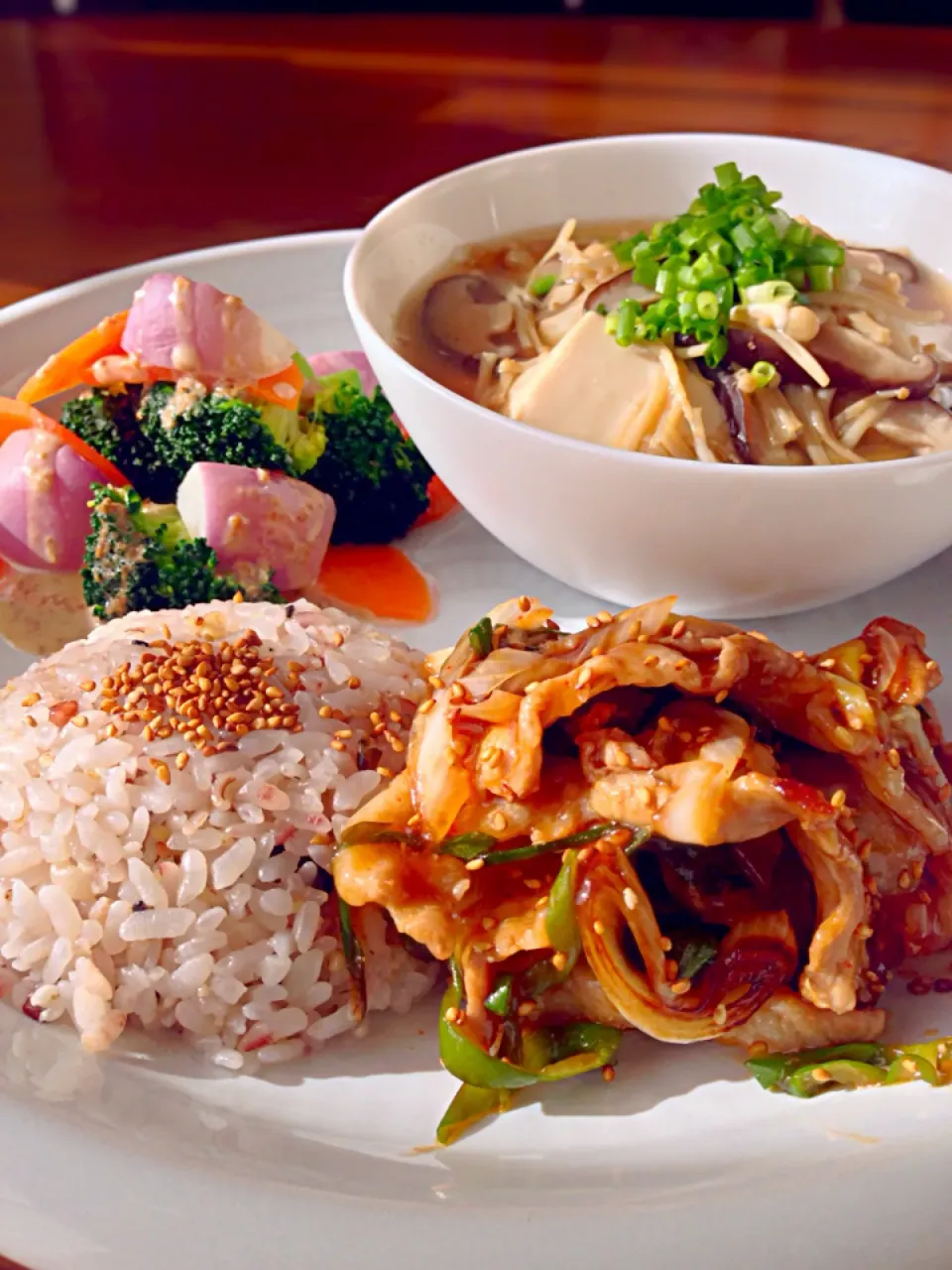 ⭐️豚肉とネギの甘辛炒め ⭐️雑穀米 ⭐️温野菜のサラダ 胡麻ドレッシング ⭐️豆腐ときのこの柚子胡椒煮|よっちぃさん