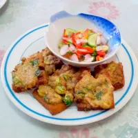 Snapdishの料理写真:ขนมปังหน้าหมู fried bread+pork with sweet and sour sauce|ChomChuanChim (ชมชวนชิม)さん