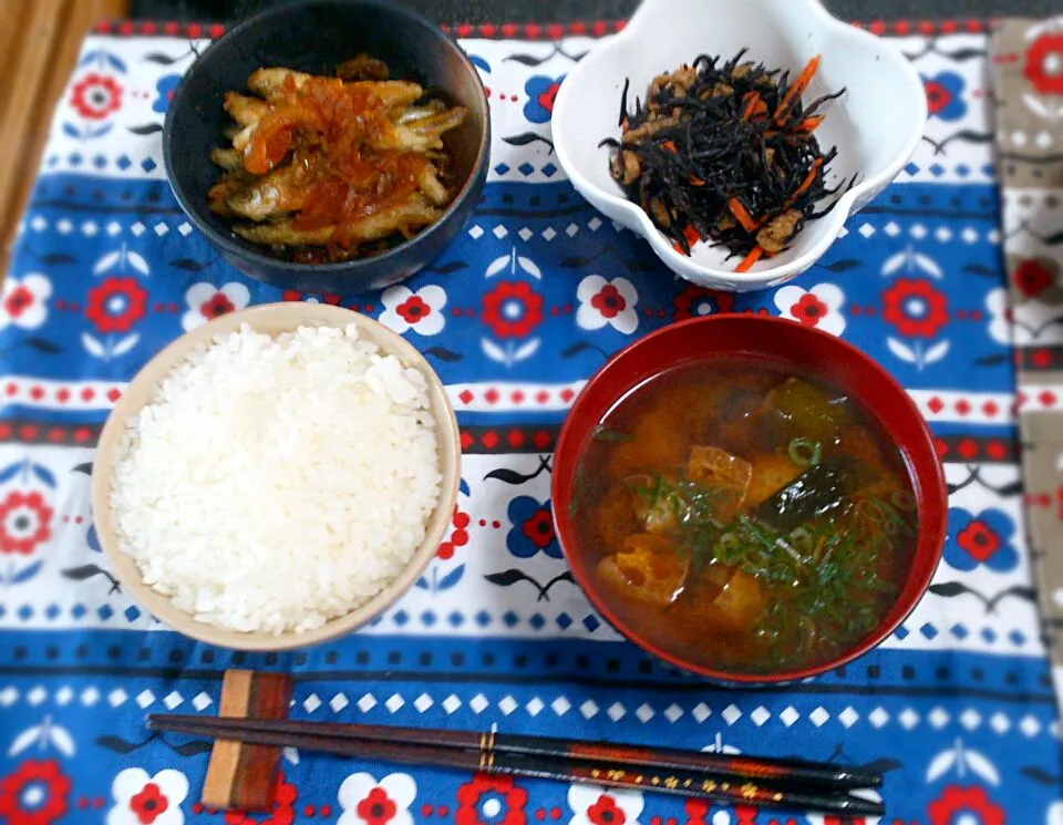 お昼ご飯
ごはん、味噌汁、わかさぎの南蛮漬け、ひじきの煮物|さっちんさん