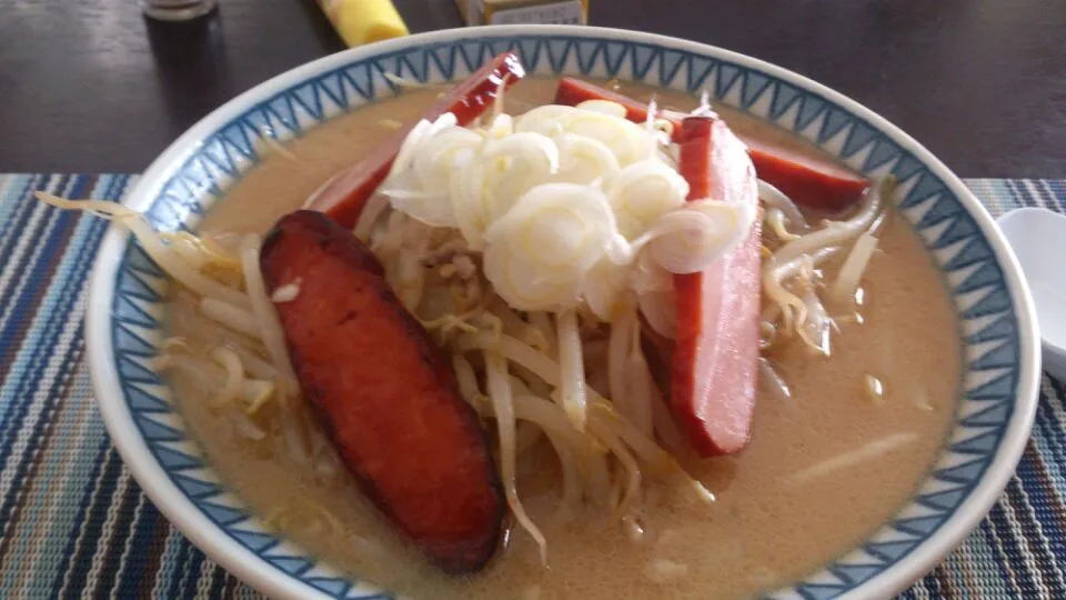 今日のお昼はスーパーのブランドラーメンシリーズで彩未の味噌ラーメン。こいつは麺もスープも美味くて大満足！フライパンで挽き肉と玉ねぎとモヤシを炒めてスープ作るのがポイントと後は食べながら入れる一味とすりおろし生姜がアクセント！|SATOSHI OOCHIさん