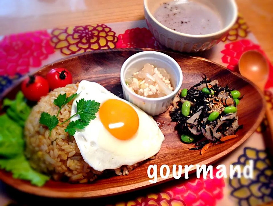 Snapdishの料理写真:おかなちゃんの🎀炊飯器でカレーピラフ♡ ひじきと蓮根の胡麻味噌マヨサラダ  でランチ♪|プーティさん