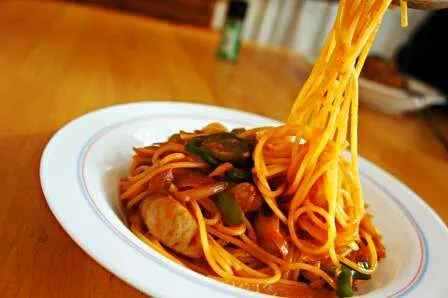 キムチ鍋の素で！ピリ辛ナポリタン  (トマト缶やと思ったのに、まさかのキムチ鍋の素だった～失敗から生まれた料理！)|あぽろさん