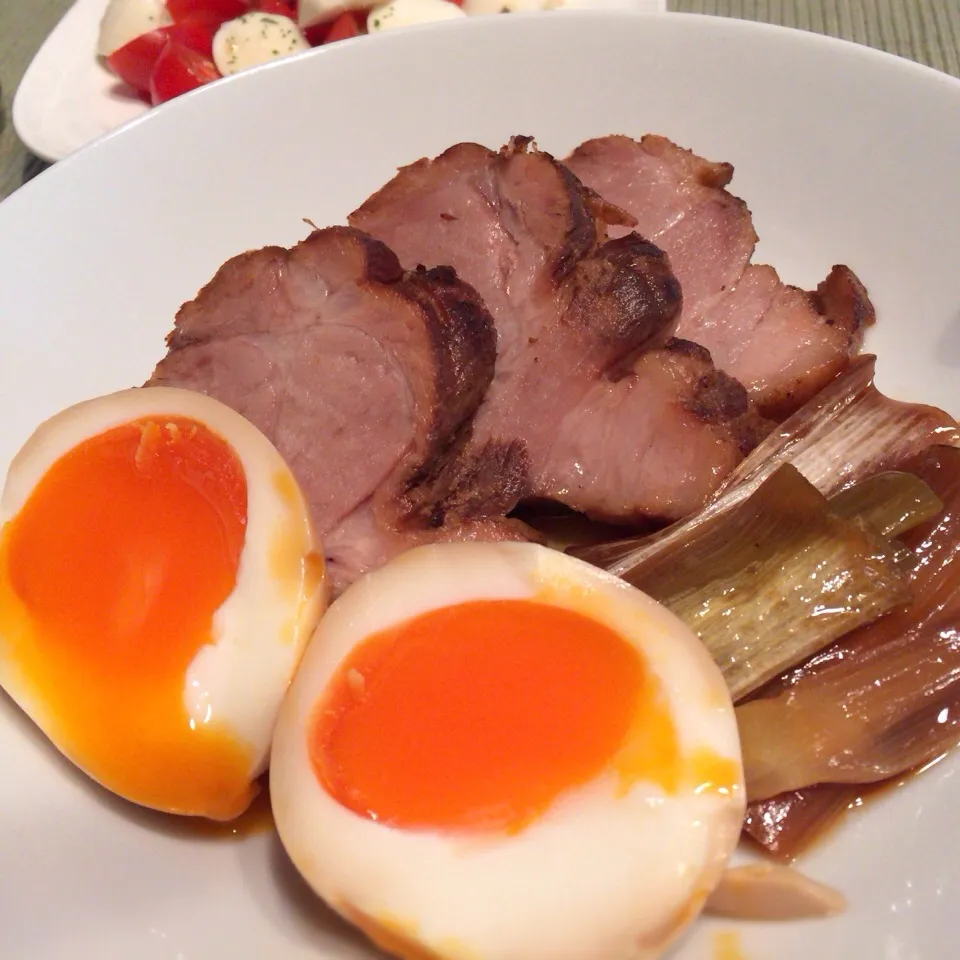 昨日から仕込んでおいたチャーシューと煮玉子。チャーシューは極厚切りで贅沢に食べる。うんめ〜。|さるさん