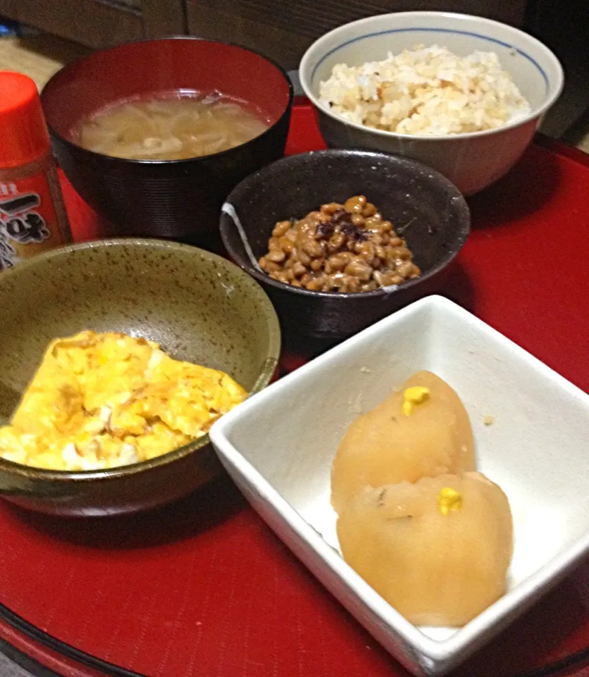 単身晩ごはん  雑穀ごはん じゃがいも煮 縁側の醤油煮卵焼き  納豆 野菜スープ|ぽんたさん