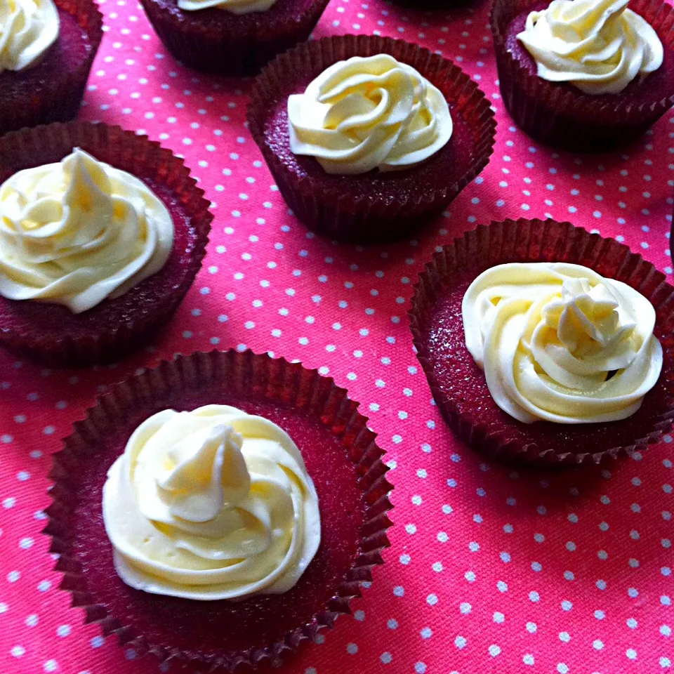 Red velvet cupcakes with cream cheese toppings|Trish Wongさん