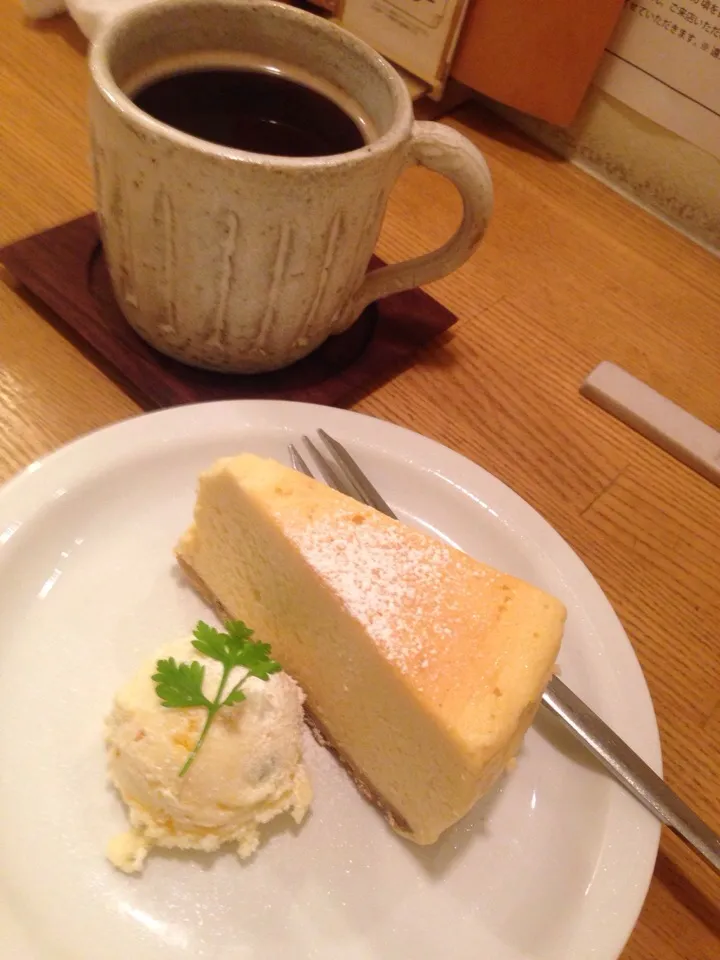 Snapdishの料理写真:デザートのそばの実チーズケーキ|kaarugottiさん