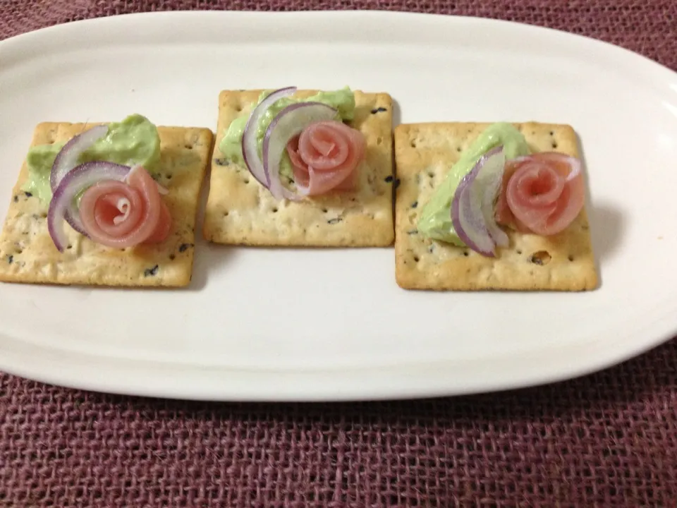 アボカドディップと薔薇の生ハムのカナッペ|*なおみん*さん