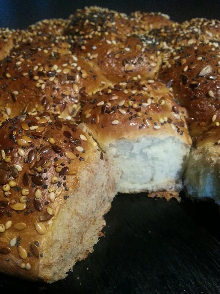 Brown and white party bread

Did not bake for a long time, but after today we know we have to do it more often. :-)|Frank&Jolanda - Eteninbeeldさん