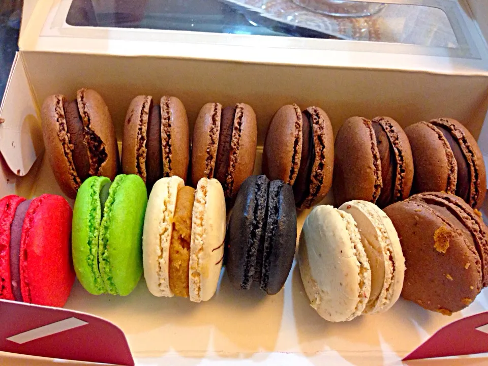 Assorted Macaroons (in a box)|hweeyhさん