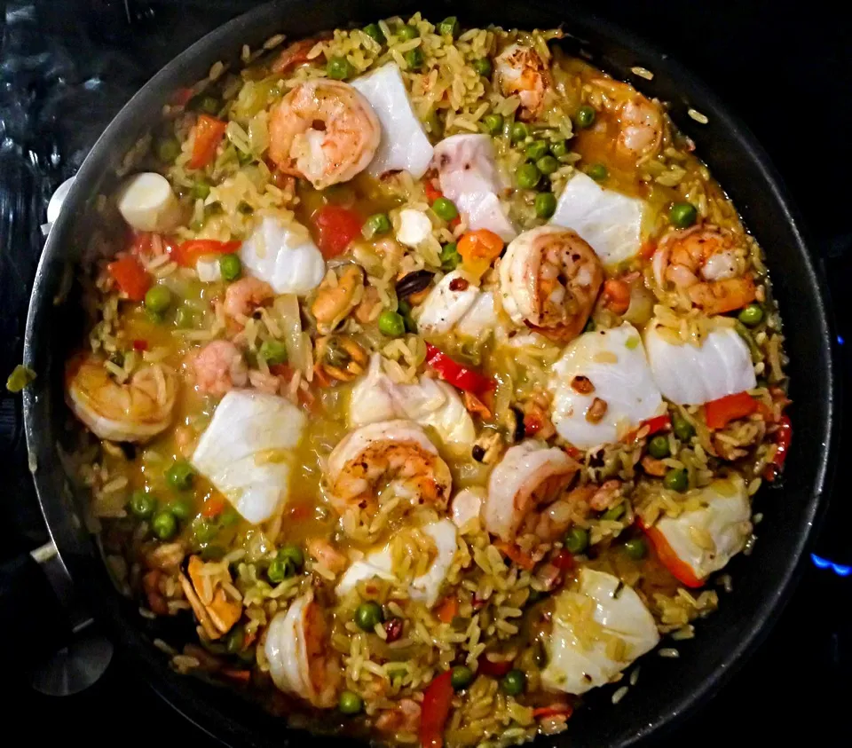 Home made paella with cod, gamba and squid. Sprinkled with lemon. Wine: Nuevo Mundo sauvignon blanc 2012|Johan van de Beekさん