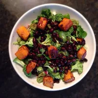 kale/romaine salad with broccoli, green olives, black beans, and roasted butternut squash|ljさん