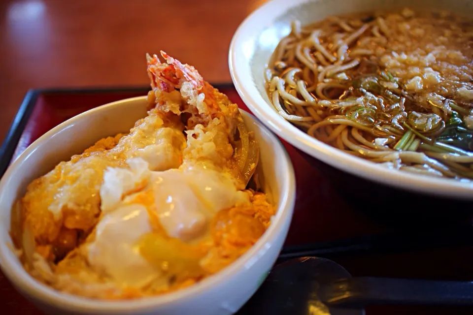 ミニ海老玉丼にハーフそばの大盛り|マハロ菊池さん